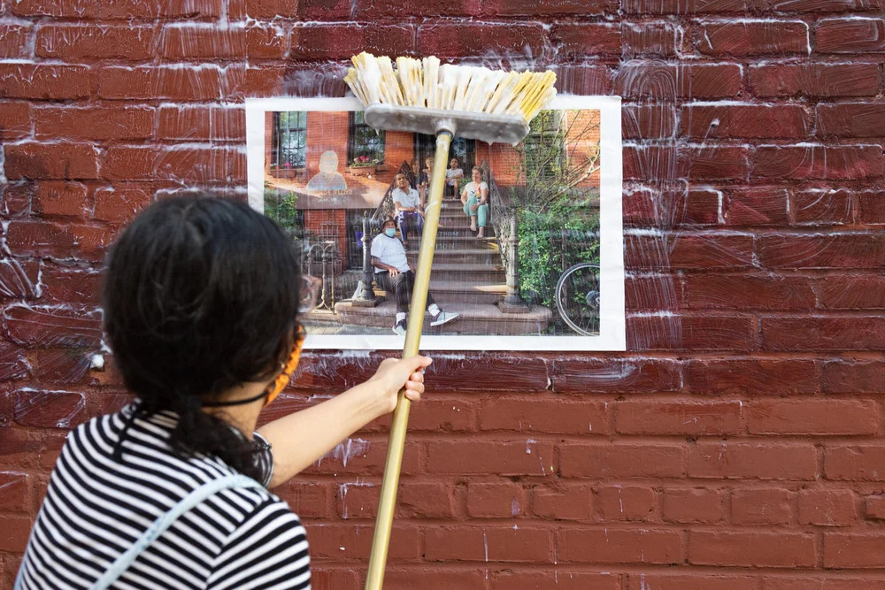 ▲將《Stoop Series》作品張貼至牆面。（圖片授權／Photo Credit：Vanessa Hock）